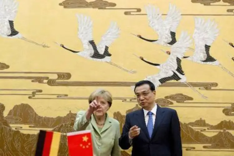 A chanceler alemã Angela Merkel o lado do premiê chinês Li Keqiang em Pequim: governo alemão e americano devem trabalhar juntos em caso de espionagem (Aandy Wong/AFP)