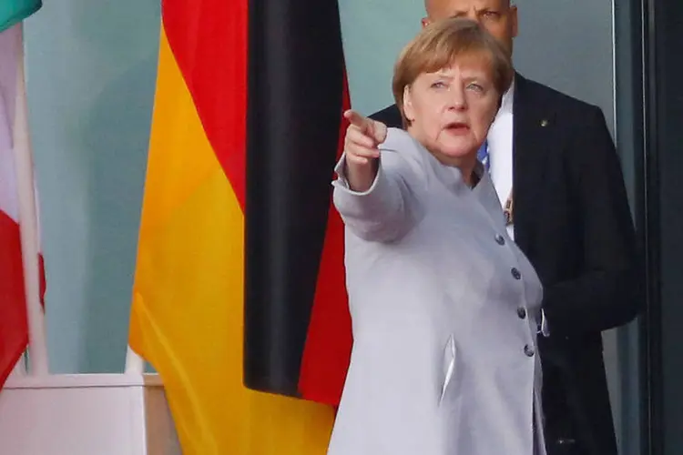 
	Angela Merkel: ao mesmo tempo, a chanceler estendeu a m&atilde;o a Moscou, ao afirmar que as medidas s&atilde;o dissuasivas e &quot;profundamente defensivas&quot;
 (Hannibal Hanschke / Reuters)