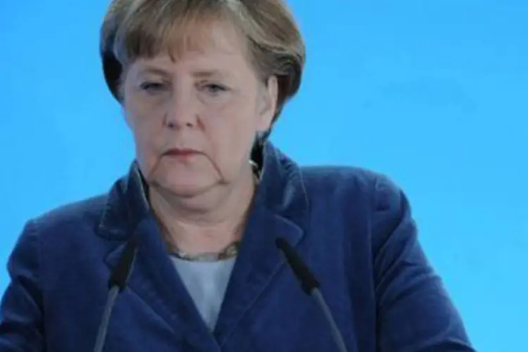 Angela Merkel, a Senhora não: a chanceler mostrada acima com Adolf Hitler dá as cartas na Europa   (Angelika Warmuth/AFP)