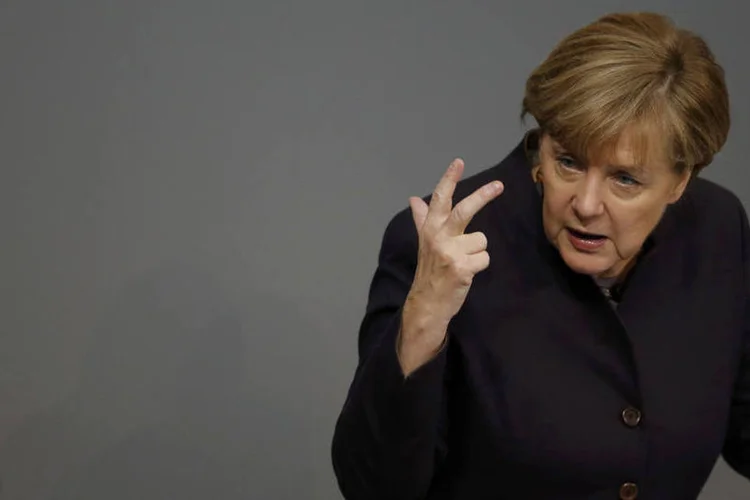 
	Angela Merkel: o apoio ao bloco conservador de Merkel baixou 2,5 pontos percentuais a 32,5 por cento, o ponto mais baixo desde a elei&ccedil;&atilde;o de 2013
 (Fabrizio Bensch / Reuters)