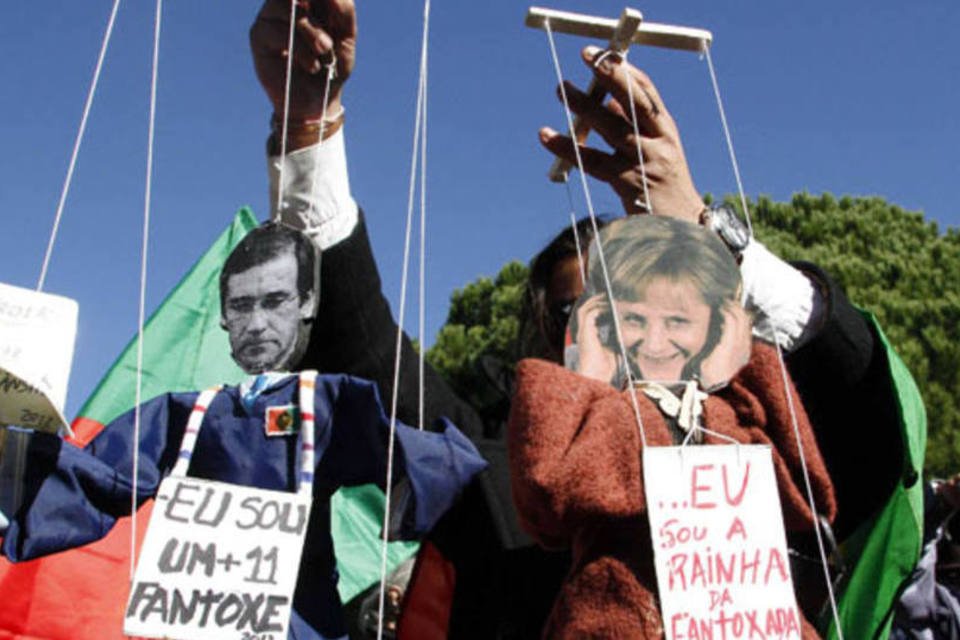 Merkel é recebida com pequenos protestos em Portugal