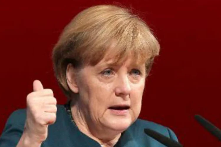 
	Angela Merkel: &quot;Se a integridade territorial da Ucr&acirc;nia continuar sendo violada, ent&atilde;o teremos que impor san&ccedil;&otilde;es econ&ocirc;micas&quot;
 (AFP)