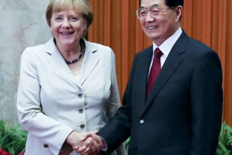 A chanceler alemã, Angela Merkel, e o presidente da China, Hu Jintao: ao lado de Jinbao, Merkel assinou uma dezena de contratos bilaterais (Pool/Getty Images)