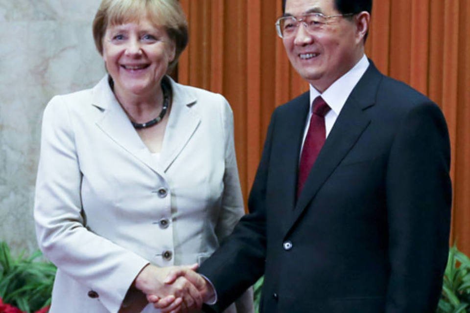 Hu Jintao se reúne com Merkel e reafirma confiança no euro
