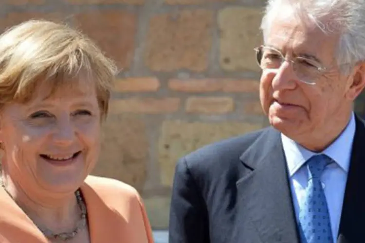 Angela Merkel e Mario Monti: Monti, disse estar "preocupado" com o ressentimento sentido na Itália em relação à Alemanha, considerada muito arrogante em sua gestão da crise (©AFP / Alberto Pizzoli)