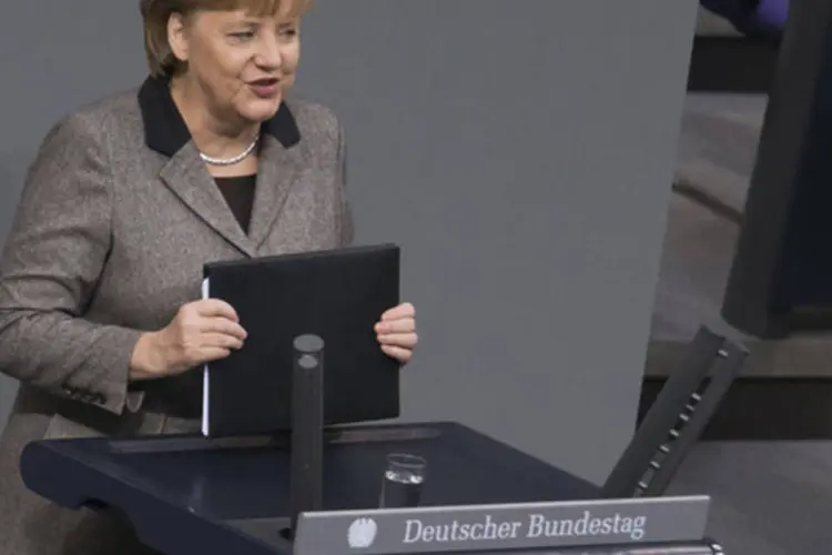 
	Angela Merkel no parlamento alem&atilde;o: &quot;n&oacute;s tivemos sucesso em garantir as principais exig&ecirc;ncias da Alemanha&quot;, disse sobre o acordo banc&aacute;rio na UE
 (Thomas Peter/Reuters)