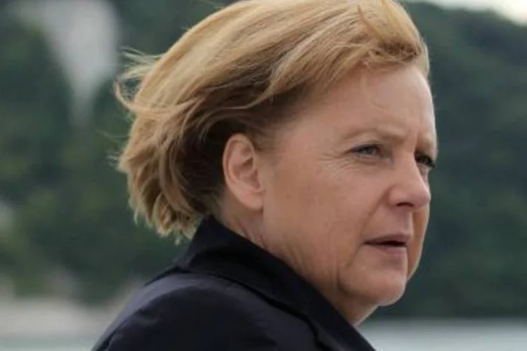 Merkel condena o tom que reinou na reunião sobre o pacote de economia (.)