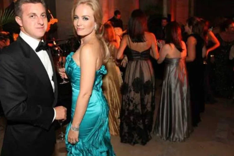
	Ang&eacute;lica e Luciano Huck: o avi&atilde;o onde o casal viajava com os filhos e bab&aacute;s foi obrigado a fazer um pouso em uma fazenda de Mato Grosso do Sul
 (Contigo)