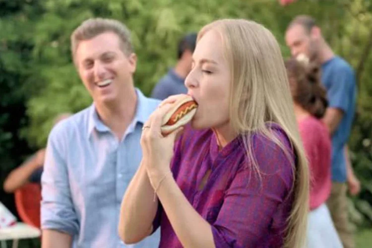
	Comercial da Perdig&atilde;o com Ang&eacute;lica: apresentadora comeu cachorro-quente, mas se diz vegetariana
 (Reprodução)