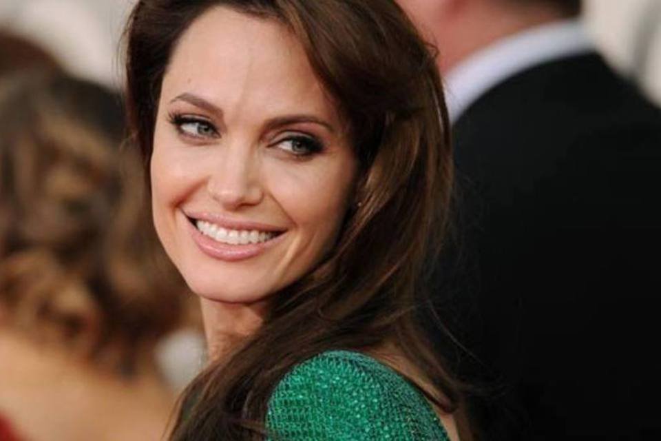 Angelina Jolie monopoliza flashes em Berlim em sua estreia como diretora