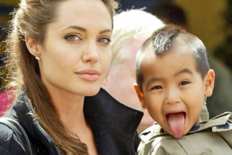 Angelina Jolie com Maddox, seu filho adotivo, em 2005: de acordo com especialista, mães adotivas têm os mesmos direitos das biológicas  (Getty Images)