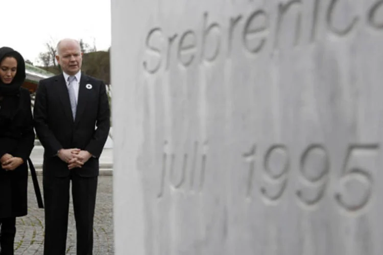 William Hague, secretário britânico do exterior, e Angelina Jolie no memorial do Genocídio de Srebrenica, em Potocari, Bósnia (Dado Ruvic/Reuters)