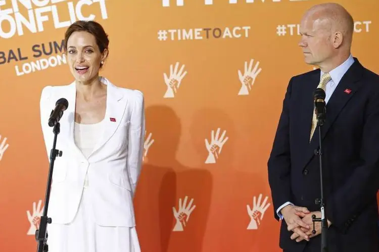 Angelina Jolie e Hague: reunião pede ações para proteger mulheres, crianças e homens de estupro e ataques sexuais em zonas de guerra (Andrew Winning/Reuters)