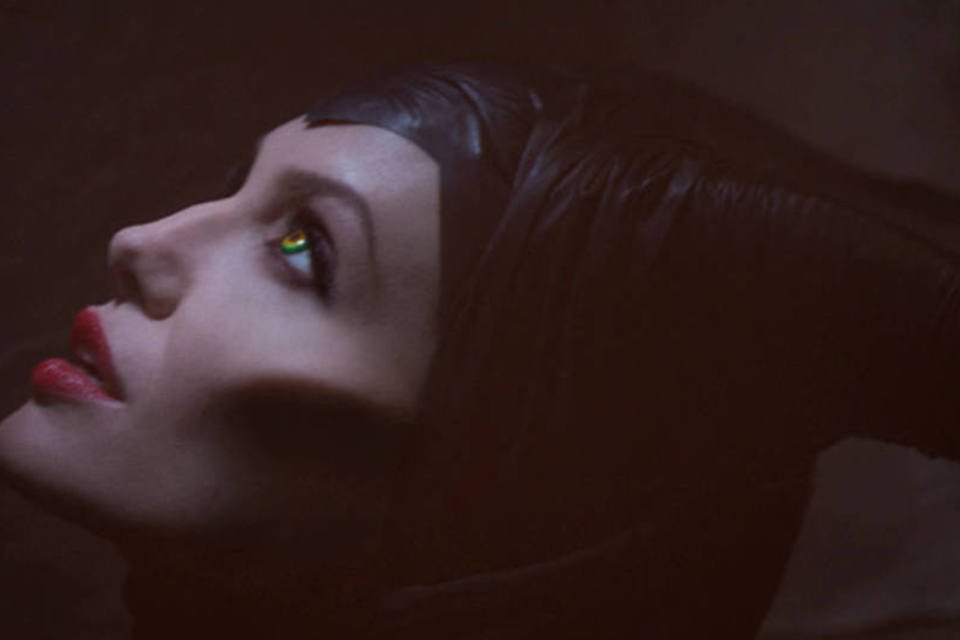 Angelina Jolie será bruxa em filme "A Bela Adormecida"