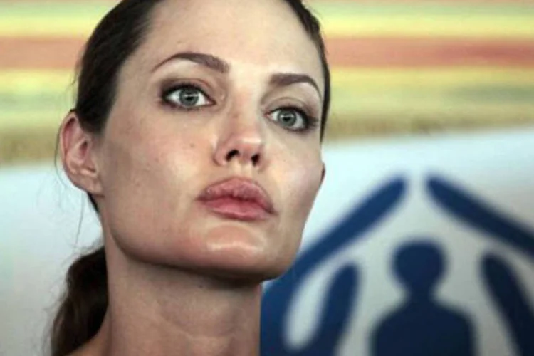 Angelina Jolie, enviada especial do Alto Comissariado da ONU para os Refugiados, no acampamento de Zaatari, Jordânia   (Khalil Mazraawi/AFP)