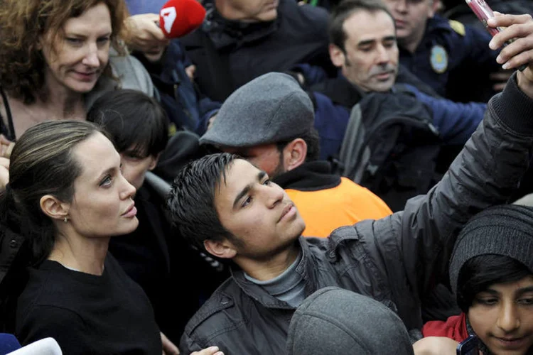 
	Angelina Jolie: muitas celebridades, como Ai Weiwei ou Susan Sarandon, visitaram os campos de refugiados na Gr&eacute;cia nos &uacute;ltimos meses
 (Michalis Karagiannis / Reuters)