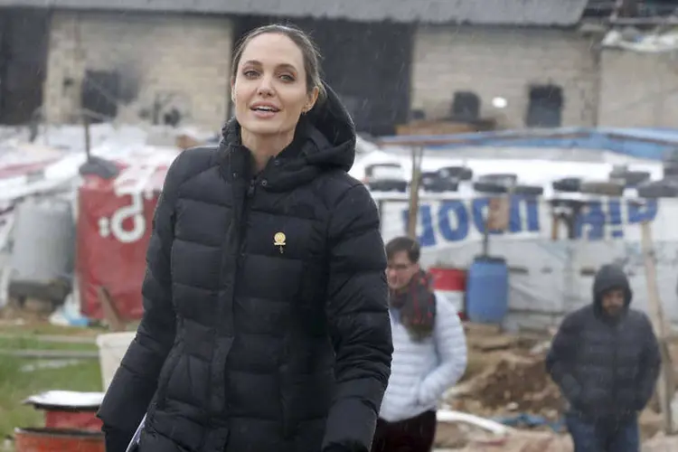 
	Angelina Jolia: &quot;Vi nesta visita qu&atilde;o desesperadora &eacute; a luta destas fam&iacute;lias para sobreviver&quot;, disse a atriz
 (Mohamed Azakir / Reuters)