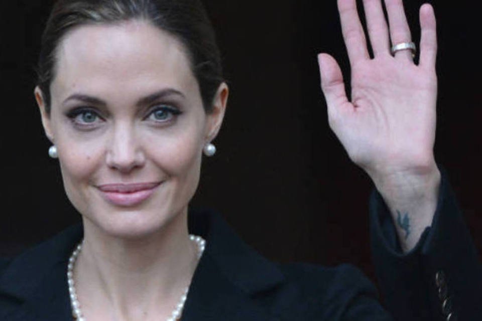 Angelina Jolie retira seios para evitar câncer