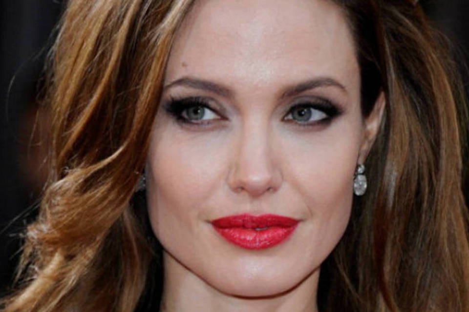 Angelina Jolie é condecorada por Elizabeth II