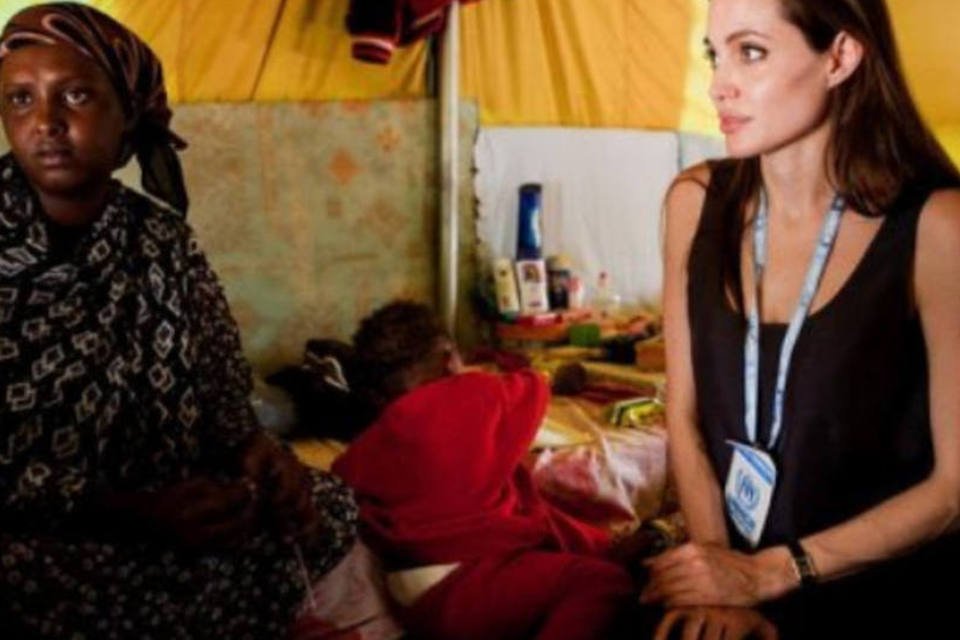 A atriz americana Angelina Jolie, embaixadora da boa vontade do Alto Comissariado das Nações Unidas para os Refugiados (HCR), fez nesta terça-feira uma visita surpresa à fronteira entre a Tunísia e a Líbia (AFP  Vasileios Filis)