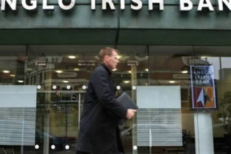 Banco irlandês Anglo Irish, em Belfast: setor financeiro do país vive uma crise, e a S&P rebaixou a nota de sua dívida soberana para AA- (Peter Muhly/AFP)