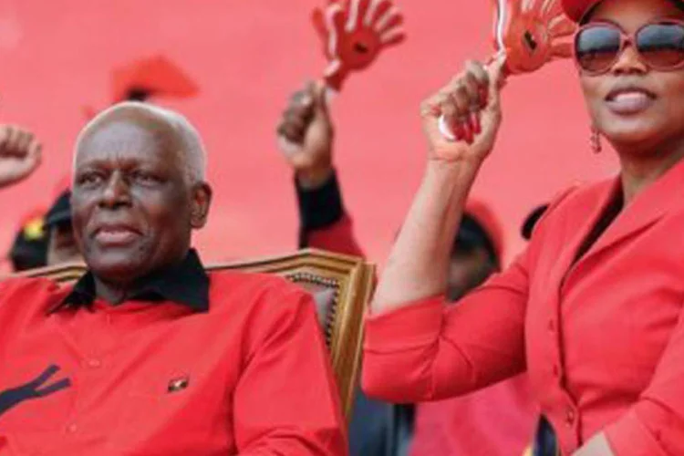 O presidente de Angola e a mulher: a esposa do presidente, a ex-aeromoça Ana Paula Cristóvão de Lemos dos Santos, controla, segundo a imprensa local, várias empresas, principalmente de comércio de diamantes. (AFP/ Stephane de Sakutin)