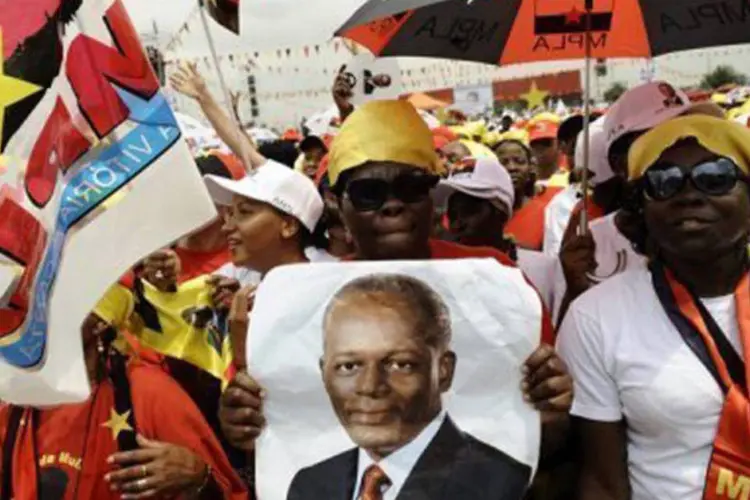 
	Simpatizantes do partido MPLA, do presidente Jos&eacute; Eduardo dos Santos: favorito nestas elei&ccedil;&otilde;es, ele est&aacute; no poder a 33 anos
 (Stephane de Sakutin/AFP)