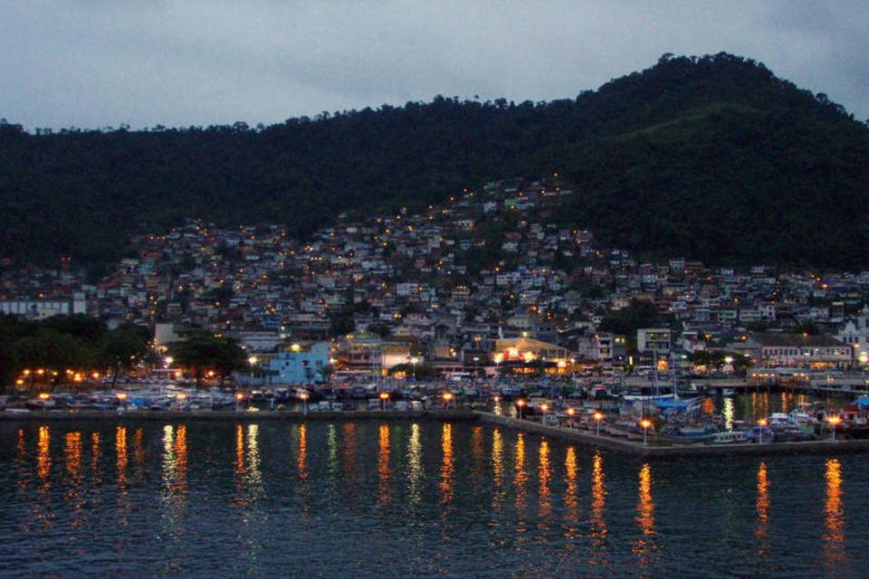 Cinco pessoas estão desaparecidas após naufrágio em Angra