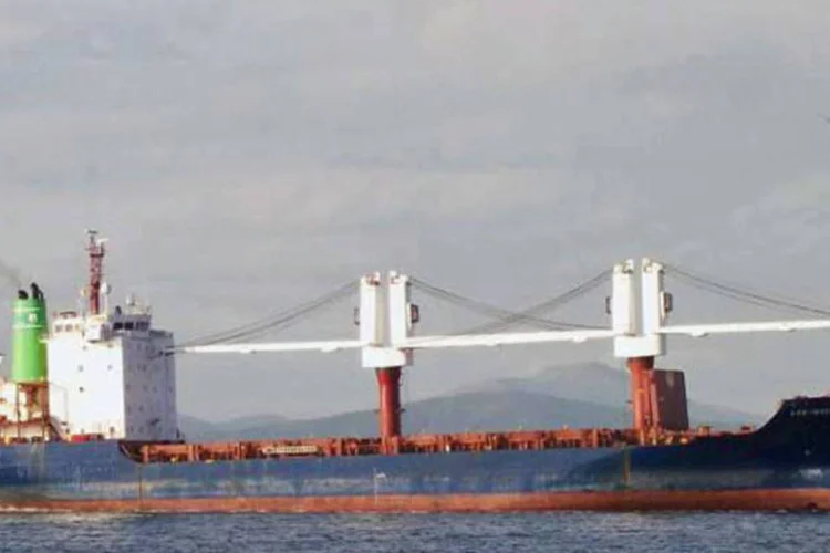 
	Andra Star: embora n&atilde;o transportasse &oacute;leo, embarca&ccedil;&atilde;o cont&eacute;m grande quantidade de &oacute;leo combust&iacute;vel e lubrificante, cujo vazamento pode causar desastre ambiental na ba&iacute;a
 (Reprodução/ Log in)