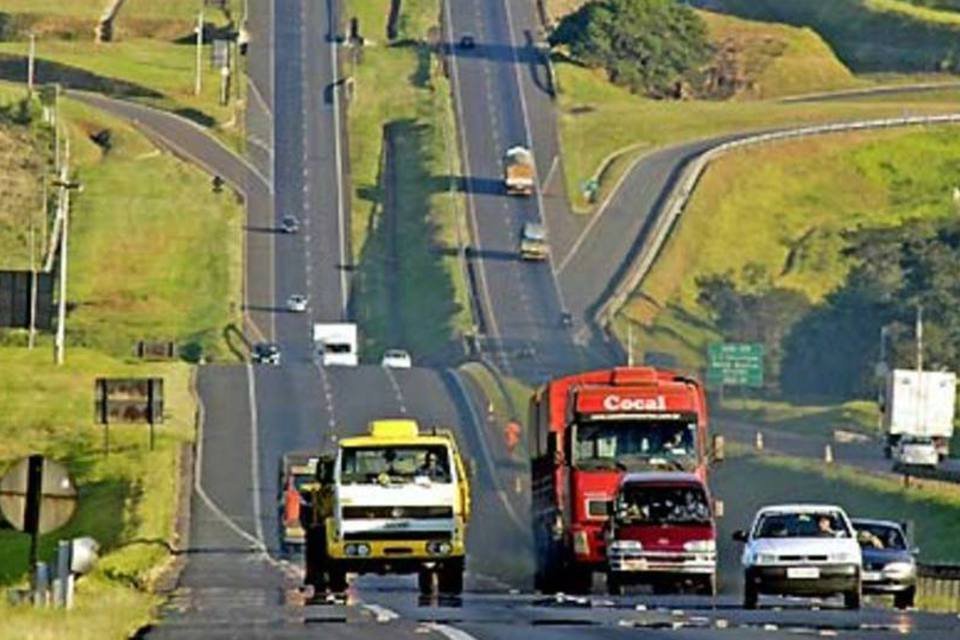 Queda de carga bloqueia alça de retorno da Anhanguera