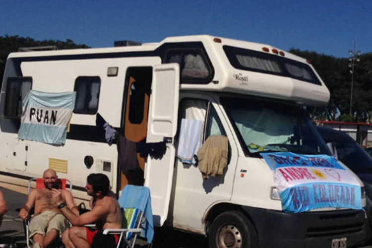 
	Argentinos aproveitam o sol de S&atilde;o Paulo em &quot;acampamento&quot; no Anhembi
 (Beatriz Souza/ EXAME.com)