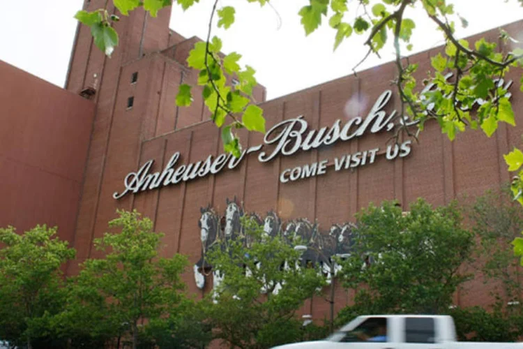 Sede da Anheuser-Busch nos Estados Unidos: a AB InBev atualmente é dona de 50% do grupo mexicano, mas não tem o controle da empresa (Joe Raedle/Getty Images)