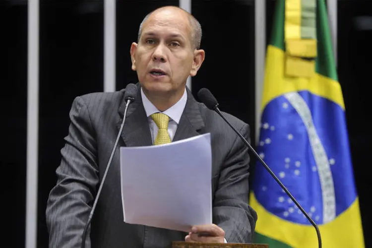 
	O ex-senador An&iacute;bal Diniz: ele deve ocupar a vaga de Jarbas Valente
 (Divulgação/ Moreira Mariz/ Agência Senado)