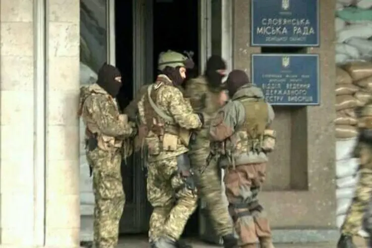 
	Soldados atuam em Slaviansk: &quot;for&ccedil;as especiais ucranianas come&ccedil;aram a segunda etapa, que consiste em nossa decis&atilde;o de bloquear a cidade de Slaviansk&quot;, disse Serhiy Pashynsky
 (Anis/Twitter)