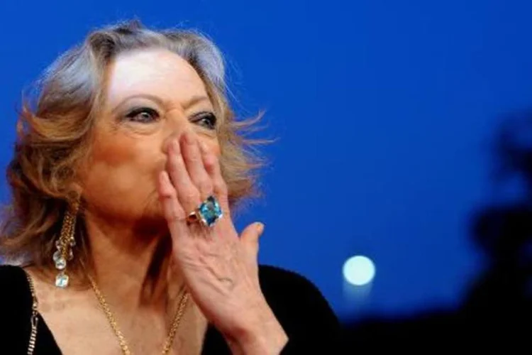 Anita Ekberg manda beijos para os fãs durante reestreia de "A doce vida" digitalizado no Festival de Roma, em 30 de outubro de 2010 (Afp.com / TIZIANA FABI)