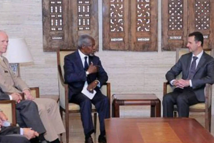 Kofi Annan e o presidente sírio Bashar al-Assad durante encontro em Damasco: Annan também pretende se reunir com representantes da oposição e da sociedade civil (Sana/AFP)