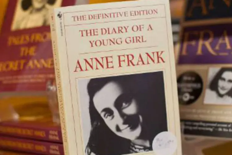 Exemplares de "O Diário de Anne Frank" em livraria: páginas foram arrancadas de pelo menos 250 exemplares (Andrew Burton/AFP/AFP)