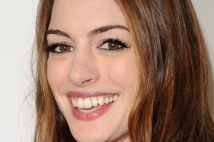 Além de sua produção, os próximos filmes de Hathaway a chegar às telas serão "The Dark Knight Rises" e "Les Misérables" (Jason Merritt/Getty Images)