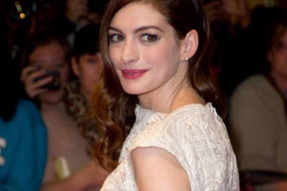 Anne Hathaway fica noiva de Adam Shulman