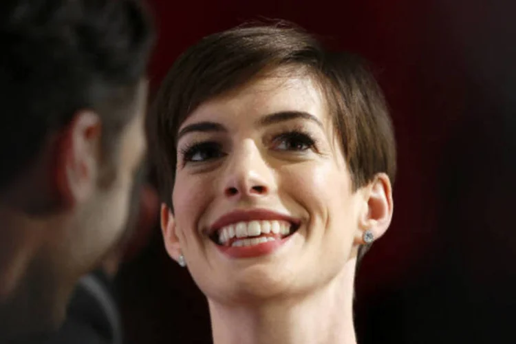 Anne Hathaway: o cabelo curto é herança do corte brutal que sofre em cena, quando Fantine vende a cabeleireira para conseguir o dinheiro para sustentar a filha, Cosette (REUTERS/Carlo Allegri)