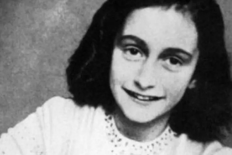 Anne Frank: o texto tem oito versos e os quatro primeiros foram copiados de um artigo publicado na revista "Het Ros Beiaard" (Arquivo/Divulgação)