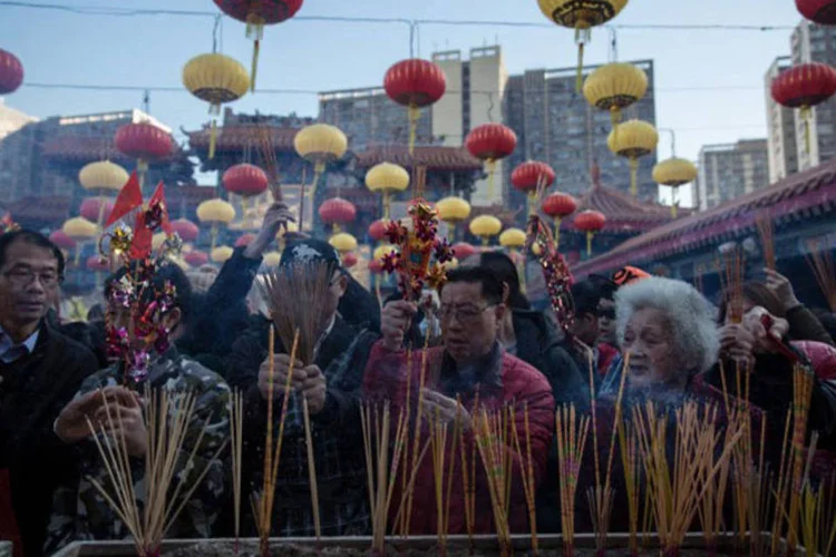 
	Ano novo: os cidad&atilde;os do pa&iacute;s soltam fogos de artif&iacute;cio de forma incessante, inclusive pela noite
 (Dale de la Rey / AFP)