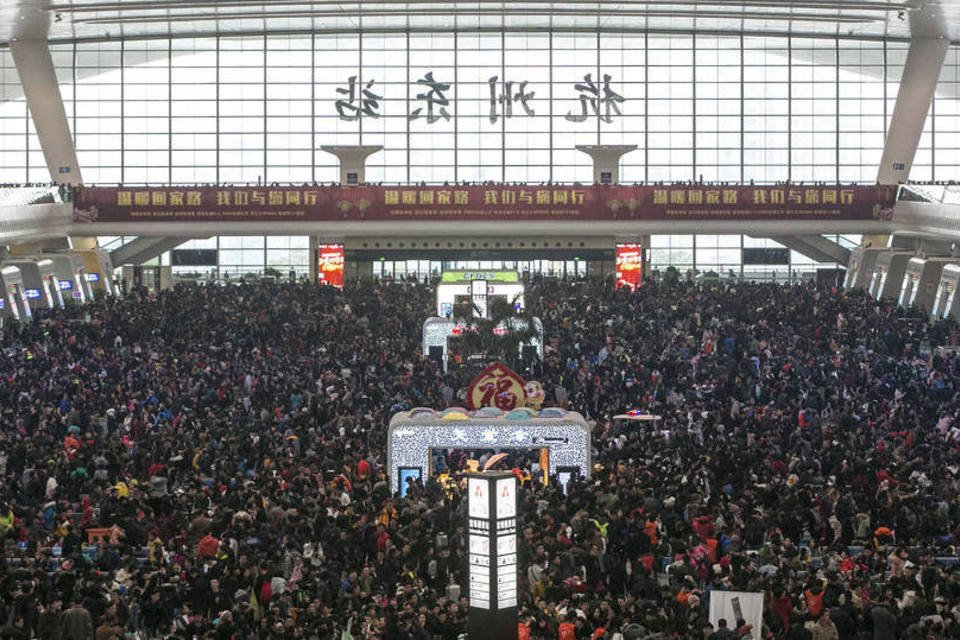 Chineses encaram filas de 100 mil pessoas para tomar trem