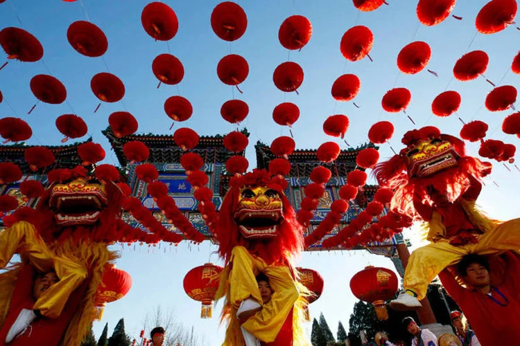 Dançarinos tradicionais fazem performance e dançam durante a abertura das festas de Ano Novo em Pequim (REUTERS/Kim Kyung-Hoon)