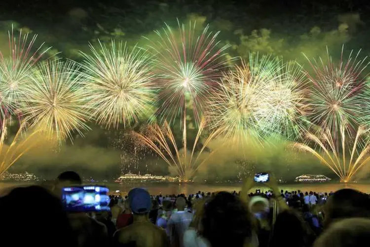 
	Ano Novo em Copacabana: as balsas de onde as bombas ser&atilde;o detonadas foram trazidas de madrugada
 (dislentev/ Thinkstock)