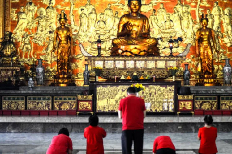 Em Manila, nas Filipinas, pessoas rezam no templo budista Seng Guan durante o Ano Novo Chinês (Dondi Tawatao/Getty Images)