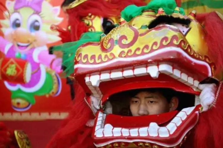 Homem vestido de dragão na China (Feng Li/Getty Images)