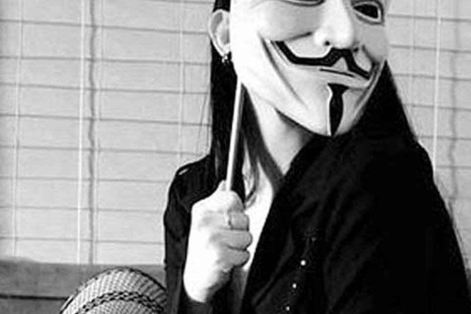 O blog Sexy Fawkes procura atrair atenção publicando fotos de pessoas despidas em apoio ao grupo hacker Anonymous (Reprodução)