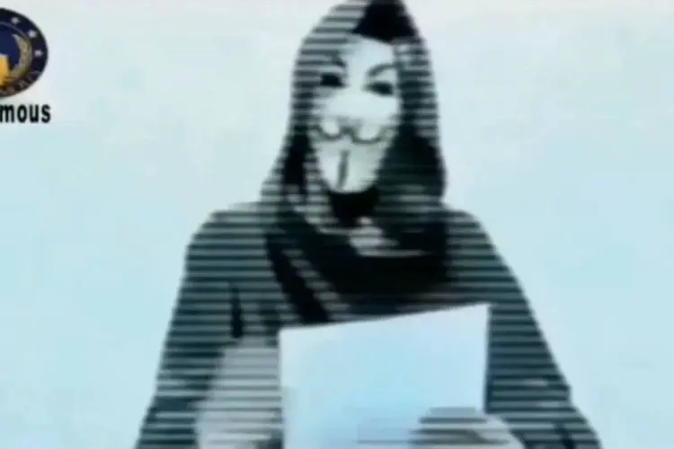 Anonymous: "Nós estamos declarando guerra contra vocês, os terroristas" (Reprodução/YouTube/anonymous belgique)