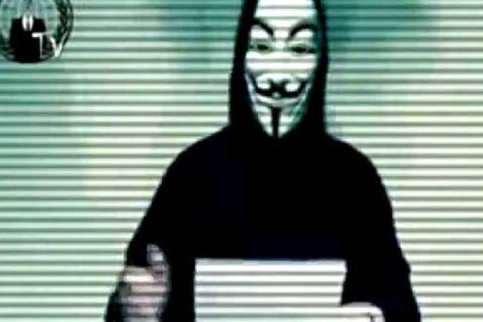 Os vídeos do Anonymous costumam ter produção mais elaborada que aquele que anunciou o ataque ao Facebook (Reprodução)